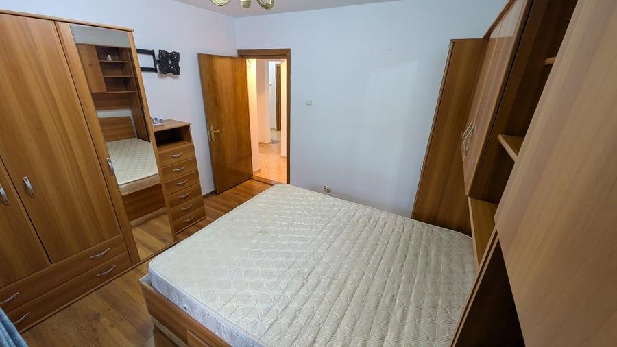 Apartament cu 3 camere decomandat, mobilat în Pieții