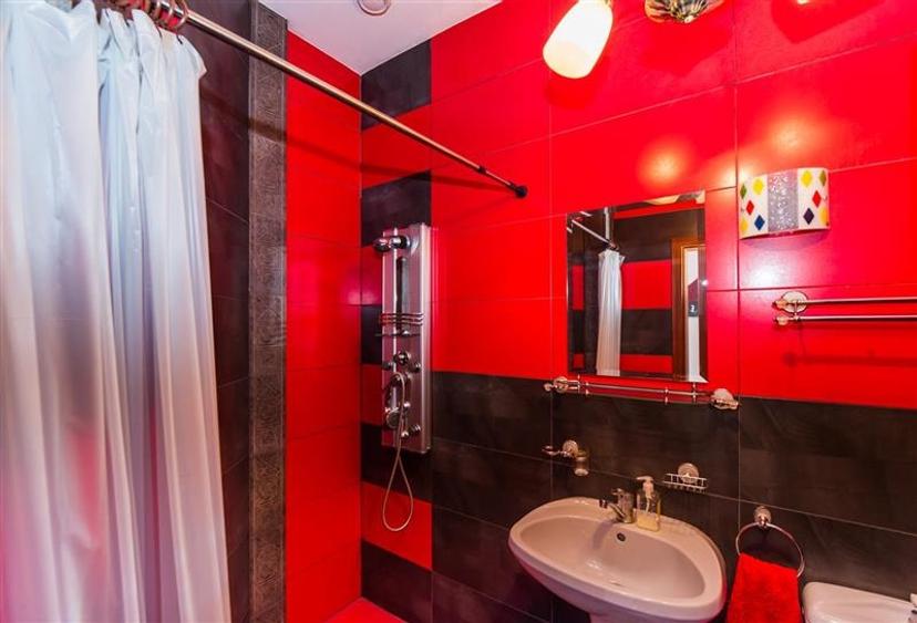 Film & Tur LIVE! Rafinament in cartier linistit, pe 30.000 mp teren paradis, fac - 12