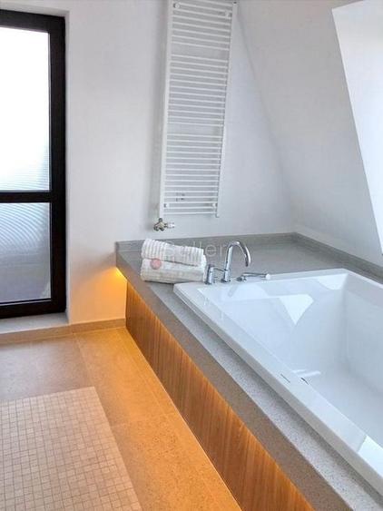 Priveliste Panoramica Spre Oras Si Masivul Tampa - 21