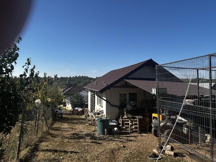 Casă cu 4 camere în Albota