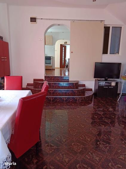 Casa spatioasa cu etaj si teren generos, zona urbana - 9