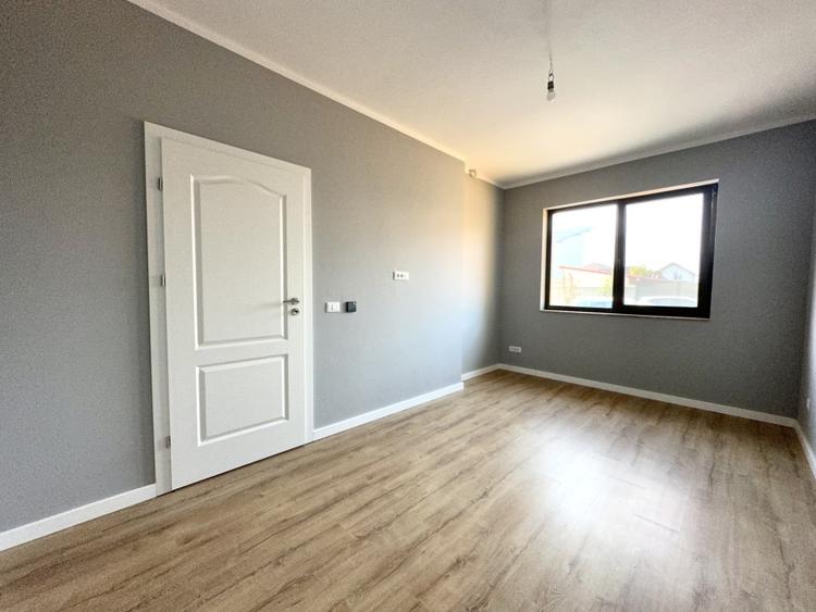 Duplex cu 5 camere cu Canalizare în Dumbrăvița