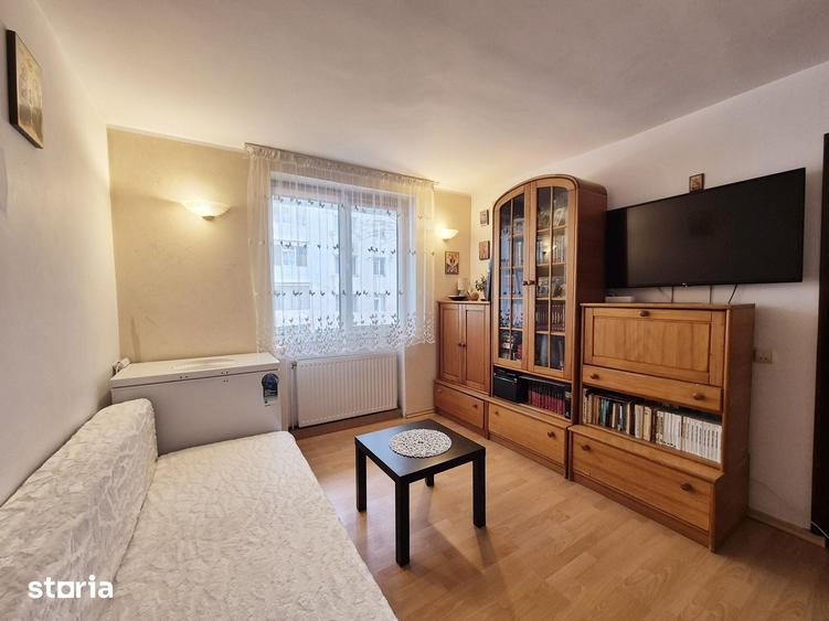 Apartament cu 4 camere semidecomandat în Precista