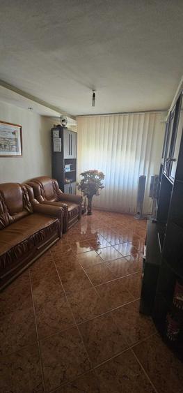 Apartament cu 3 camere decomandat în Tineretului