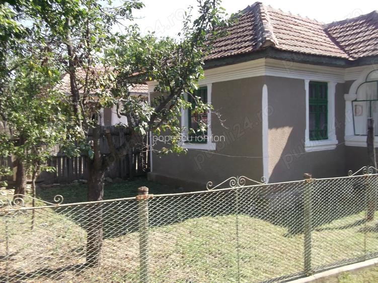 Casa taraneasca de vanzare