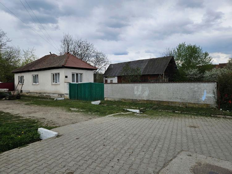 Casa ComCarta judSibiu curte si gradina 3 camere hol baie grajd sura magazie pivnita Apa gazul la poarta si curent Fantana in curte Zona buna PRET NEG - 5