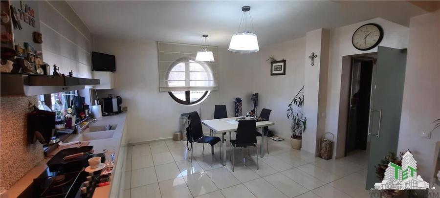 Vila eleganta de vanzare in Damaroaia - 18