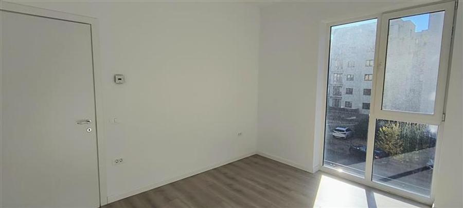 Apartament cu 3 camere nedecomandat în Aradului