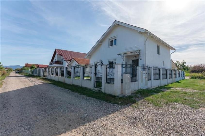 Vila noua, terasa, curte, garaj, cadru armonios, Sanpetru, Brasov - 24