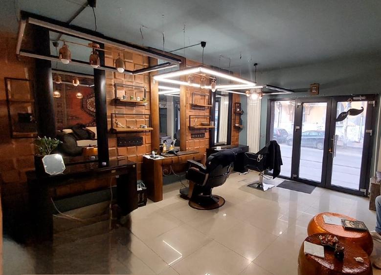 Unirii Spațiul comercial+Vila renovata Singur curte Ideal investitie - 2