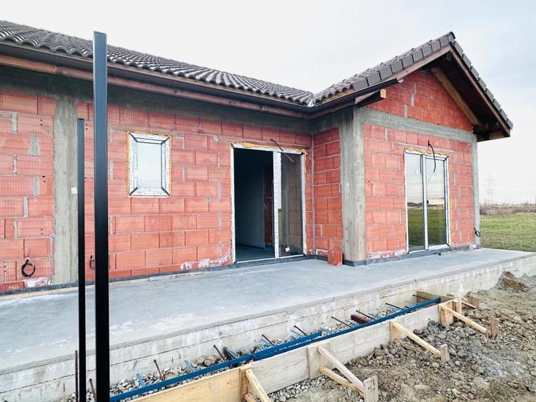 Duplex pe parter 4 camere si 2 bai - Mosnita Noua in zona foarte buna - 1