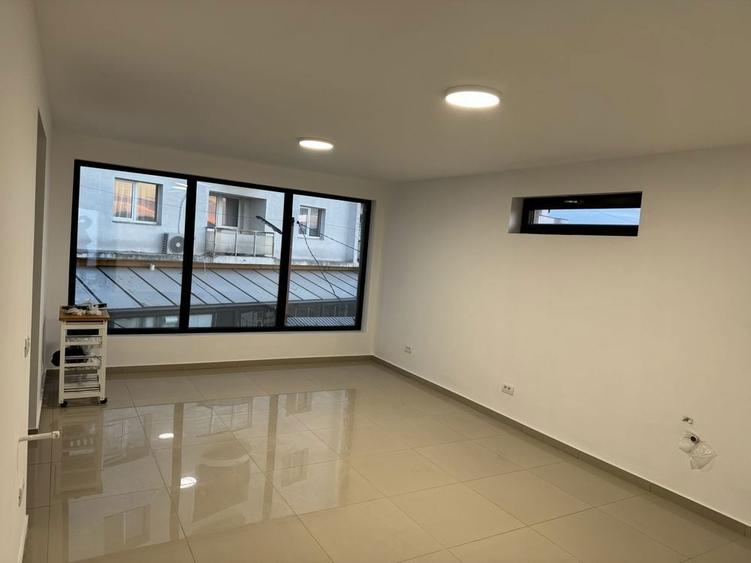 Inchiriez 85mp spatiu comercial la etaj - 1