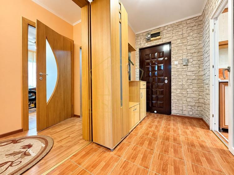 Apartament cu 3 camere decomandat, mobilat în Girocului