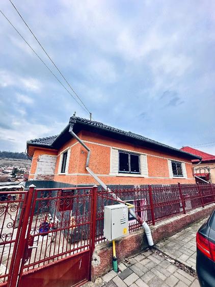 Casă cu 3 camere cu Teren 1040 Mp în Central