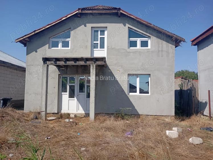 Vand casa 4 camere suvragerie bucatarie ?i baie