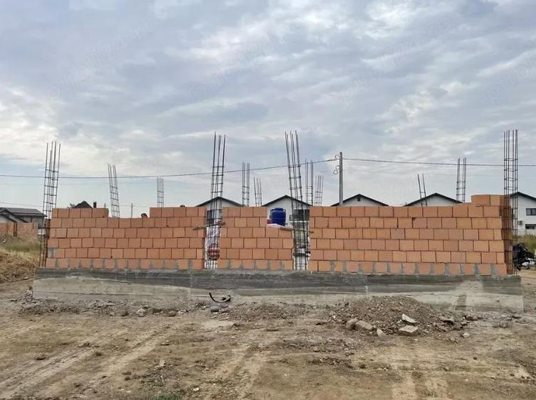 Casa la rosu: 2 Dormitoare, Living, Bucatarie + Pod mansardabil (posibilitate extindere), 2 Bai - 3