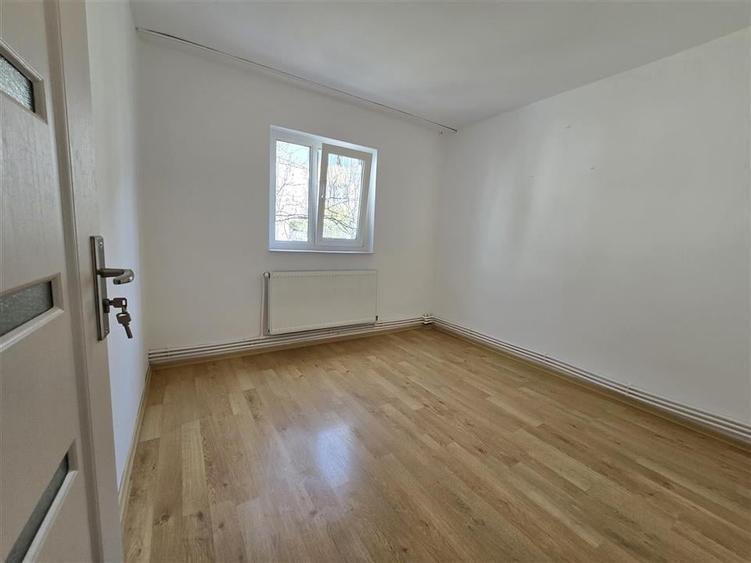 Etaj 2  - Alexandru Parcul Voievozilor , 2 camere , liber - 1