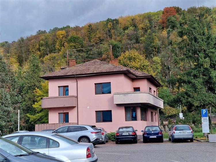 Resita CHIRIE Central, 355 mp. Demisol, Parter, Etaj 1 - 8