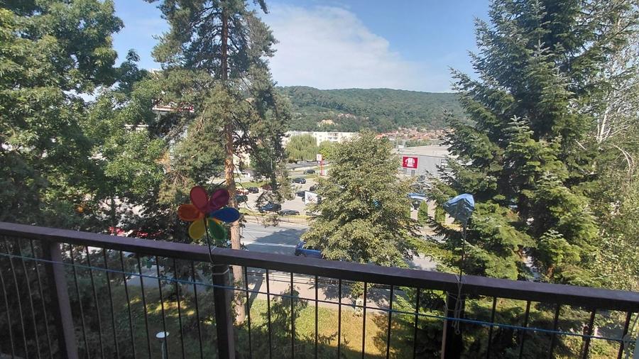 Apartament cu 3 camere decomandat, mobilat în Est