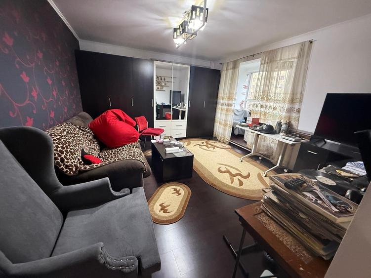 ristor 3 minute metrou - Retras de la bulevard, liniste- Decomandat - 1