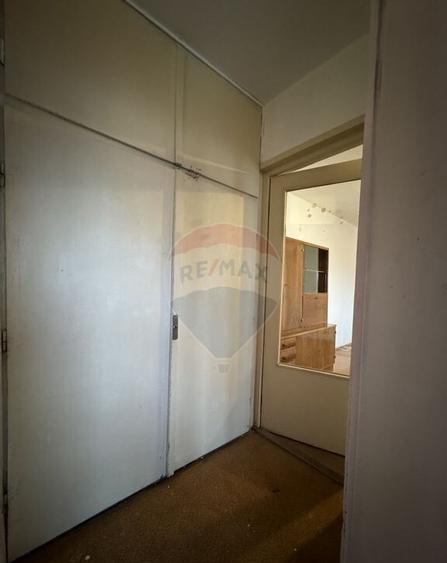 Apartament pe Str. Calugareni, 2 camere, et.3 - 6