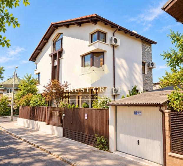 Casă individuală cu 8 camere cu Garaj în Domenii