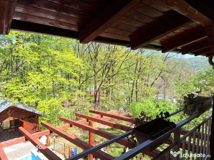 Casă cu 7 camere cu Teren 6242 Mp în Central
