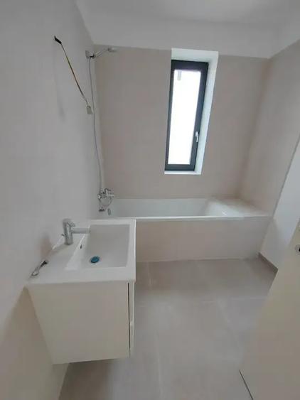 Apartament cu 3 camere decomandat în Sisești