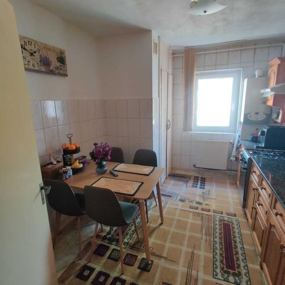 Apartament cu 4 camere decomandat în Est
