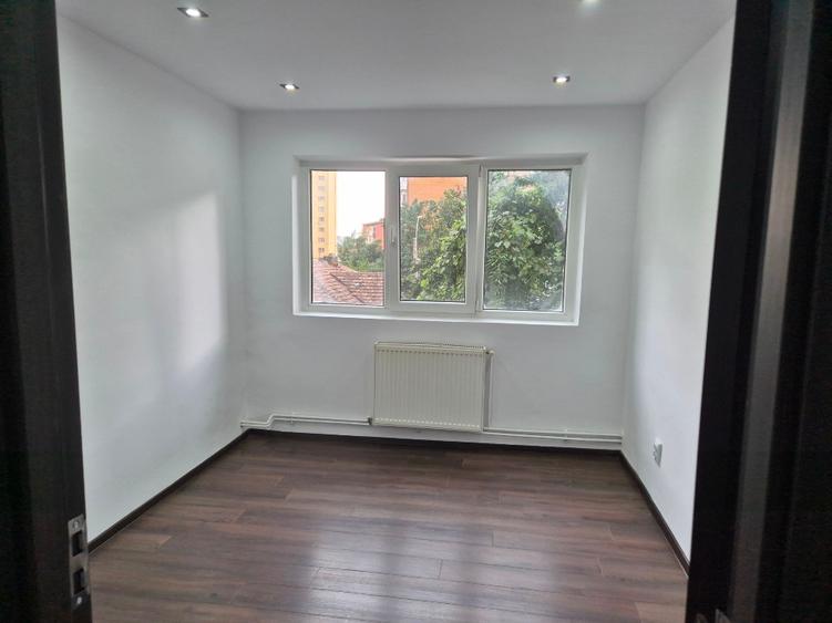 Apartament cu 3 camere decomandat în Micro 4