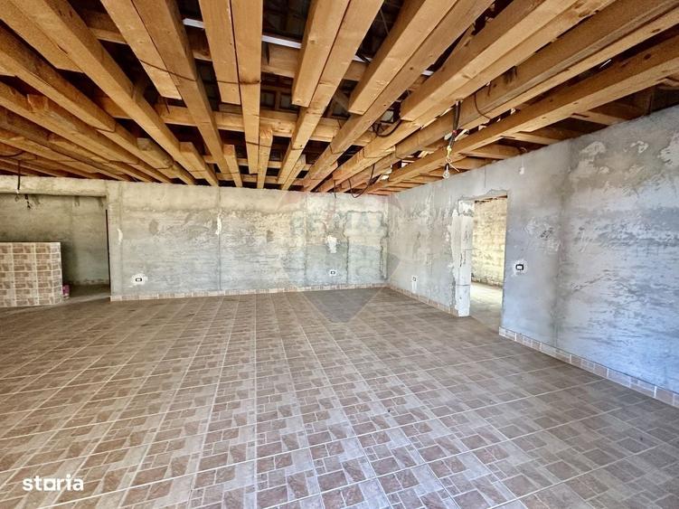 Casă cu 4 camere în Slimnic