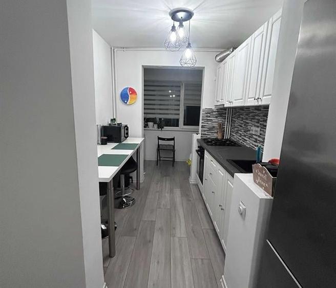 Apartament cu 3 camere decomandat în Titan