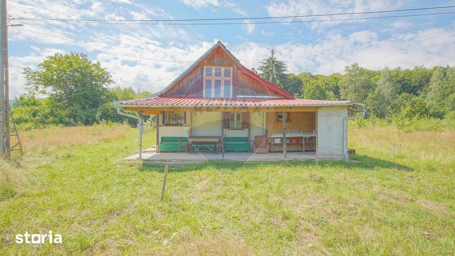 Casă cu 3 camere cu Teren 8100 Mp în Ucea