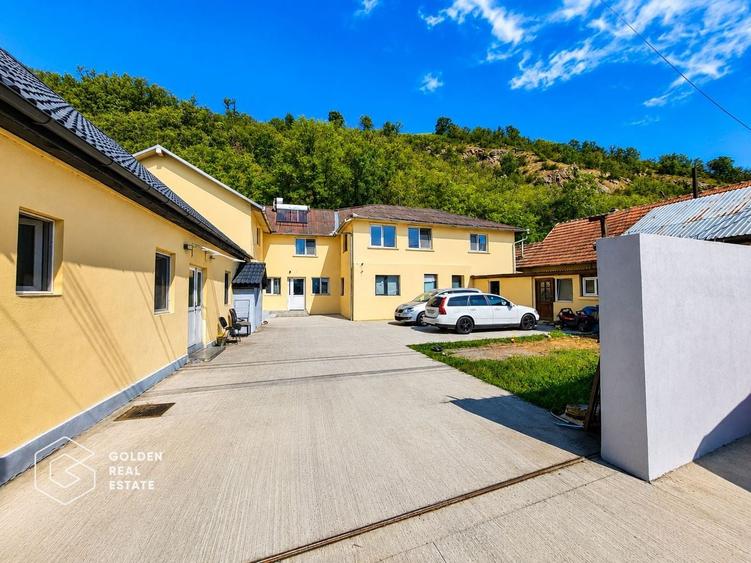Casă individuală cu 8 camere cu Canalizare în Central