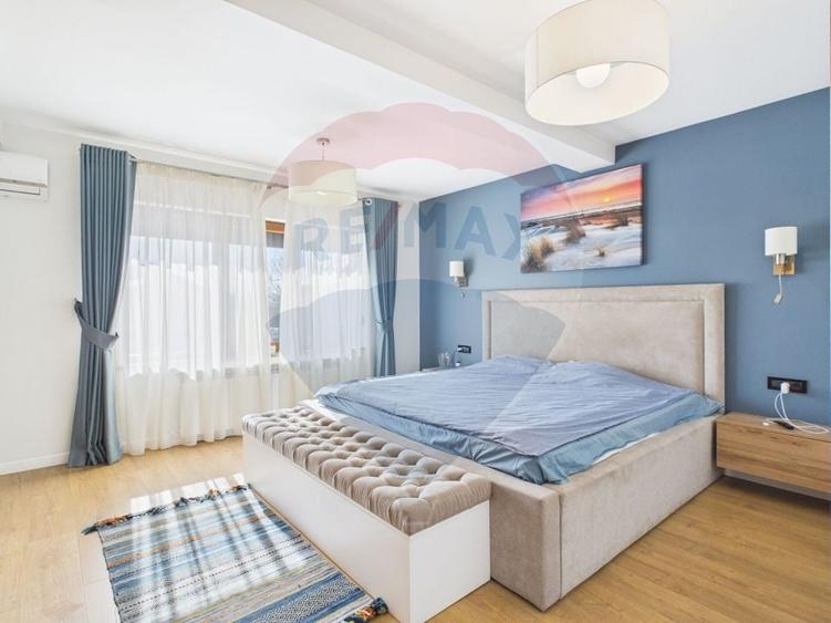 Casă individuală cu 6 camere cu Teren 1325 Mp în Central