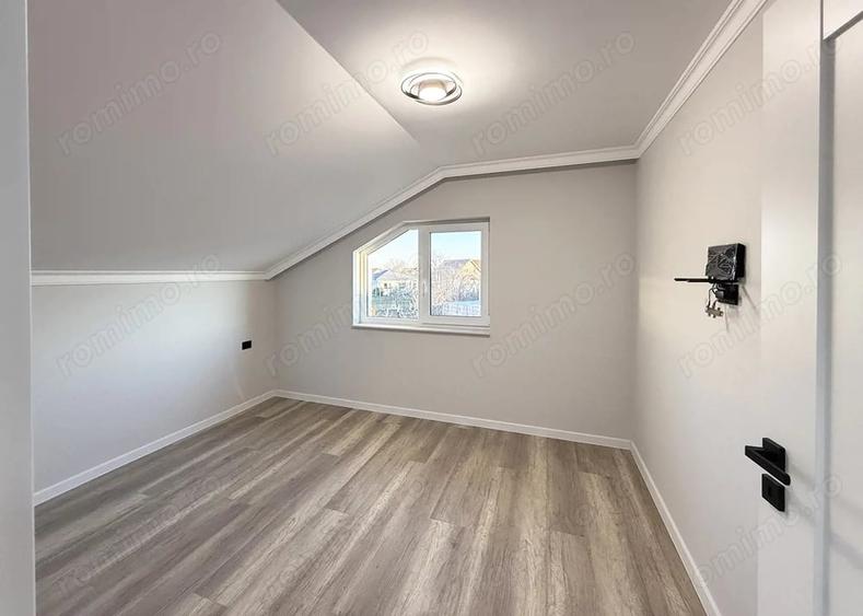 Casă cu 7 camere cu Teren 320 Mp în Sântion