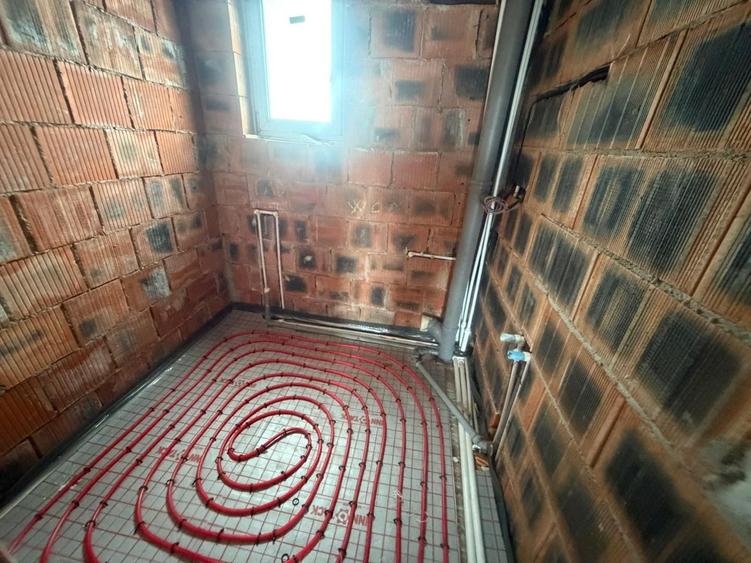 Casă individuală cu 4 camere cu Canalizare în Central
