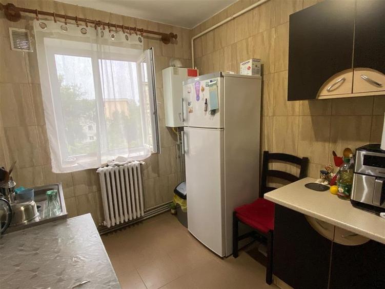 Apartament cu 3 camere semidecomandat în Podul de Piatră