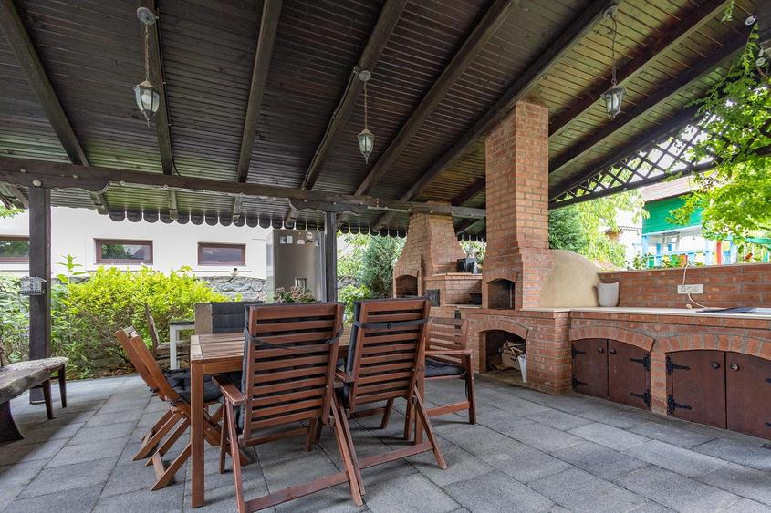 Vila cu doua fronturi si gradina matura, rezidenta sau investitie - 17