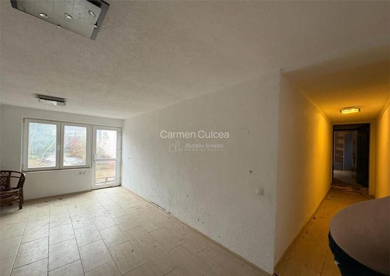 Bocsa Romana, Casa 8 Incaperi, Strada Principala.