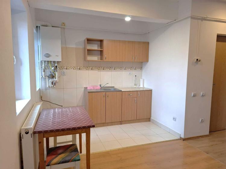 Zona Garii, living + 2 camere, scara interioara - 5