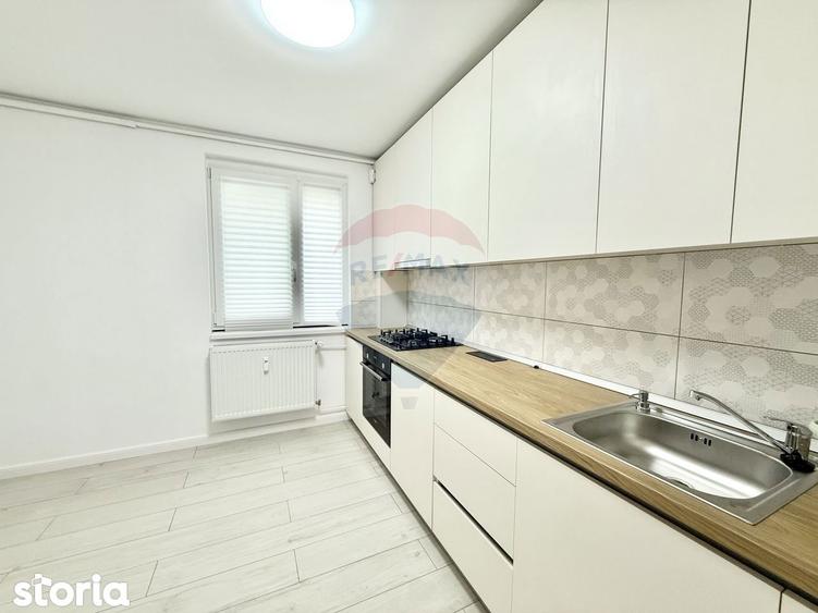 Apartament cu 3 camere decomandat, mobilat în Titan