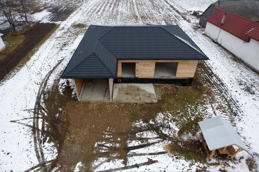 Casa la rosu de vanzare - 6