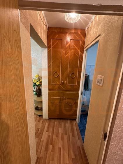 Apartament cu 3 camere semidecomandat, mobilat în Far