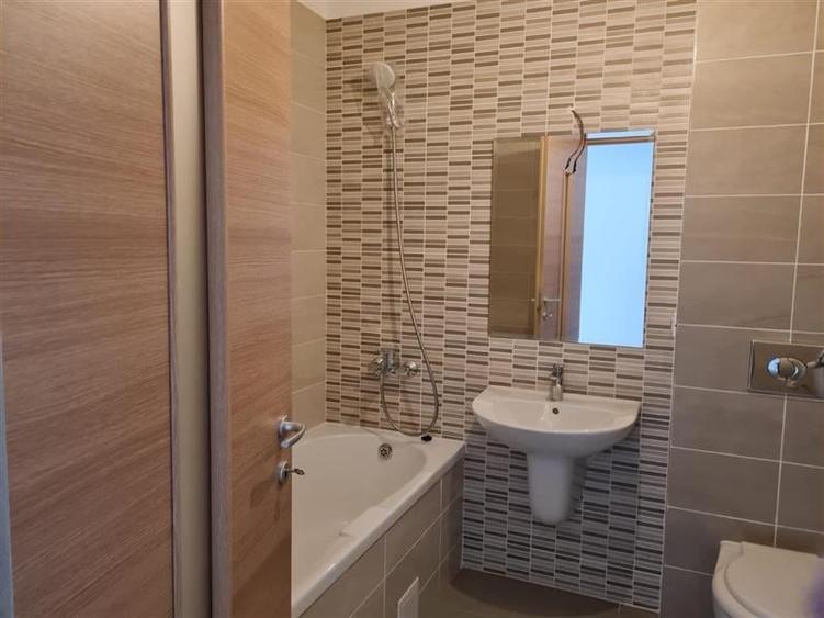 Apartament cu 2 camere decomandat în Tractorul