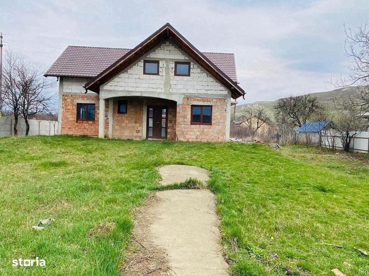 Casă cu 4 camere cu Teren 1600 Mp în Central