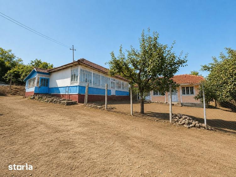 Casă cu 2 camere cu Teren 2700 Mp în Podu Roș