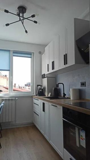 Apartament cu 3 camere semidecomandat, mobilat în Semicentral