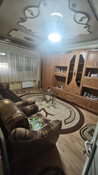 Apartament cu 4 camere decomandat în Malu Roșu