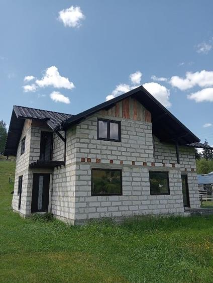 Casă individuală cu 5 camere cu Teren 5000 Mp în Panaci